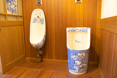 有田焼のトイレ